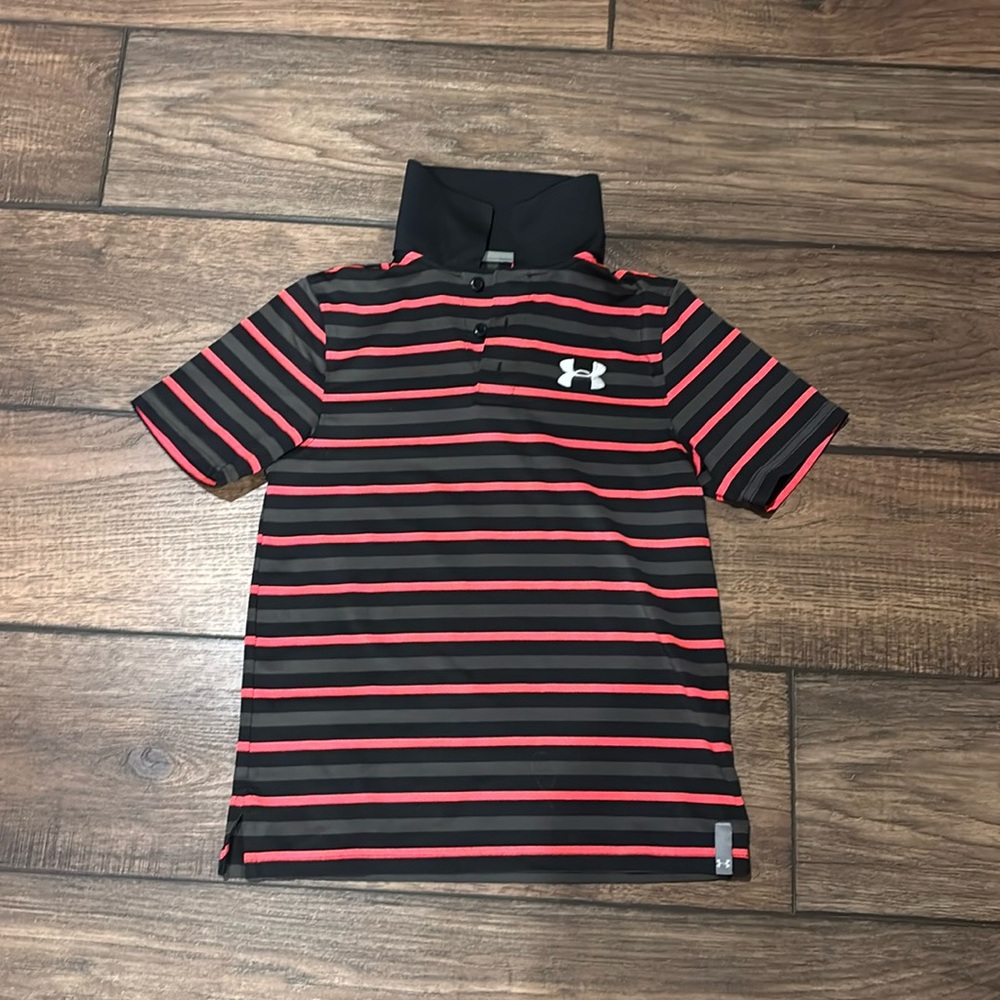 Under Armour heat gear YSM short sleeve shirt, like new